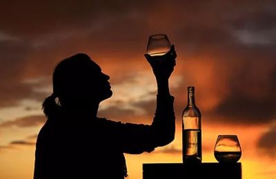 人生兩杯酒:一杯敬過(guò)往,一杯敬明天.